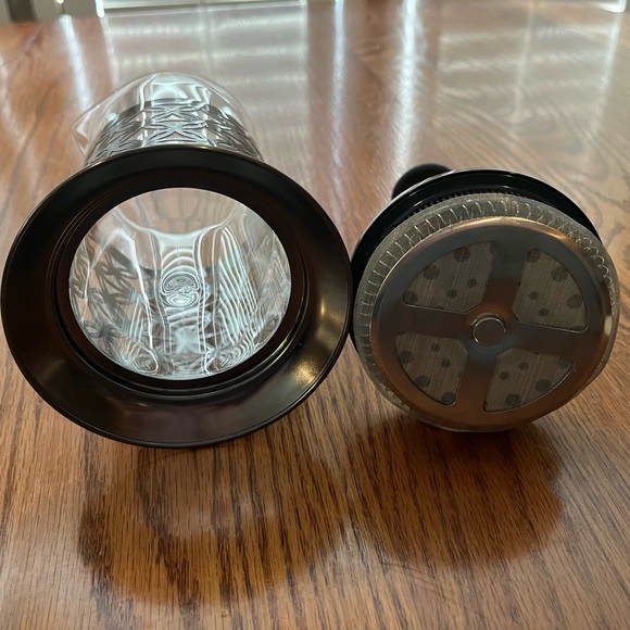 French press coffee maker with 2 matching glass mugs - Picture 2 of 8